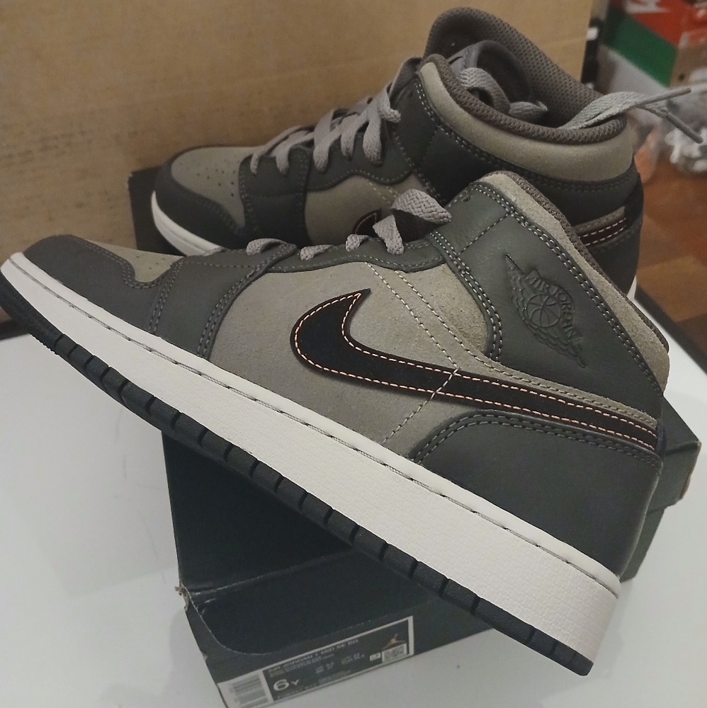 Nike Air Jordan 1 Mid SE BG Size 6Y or 7.5W